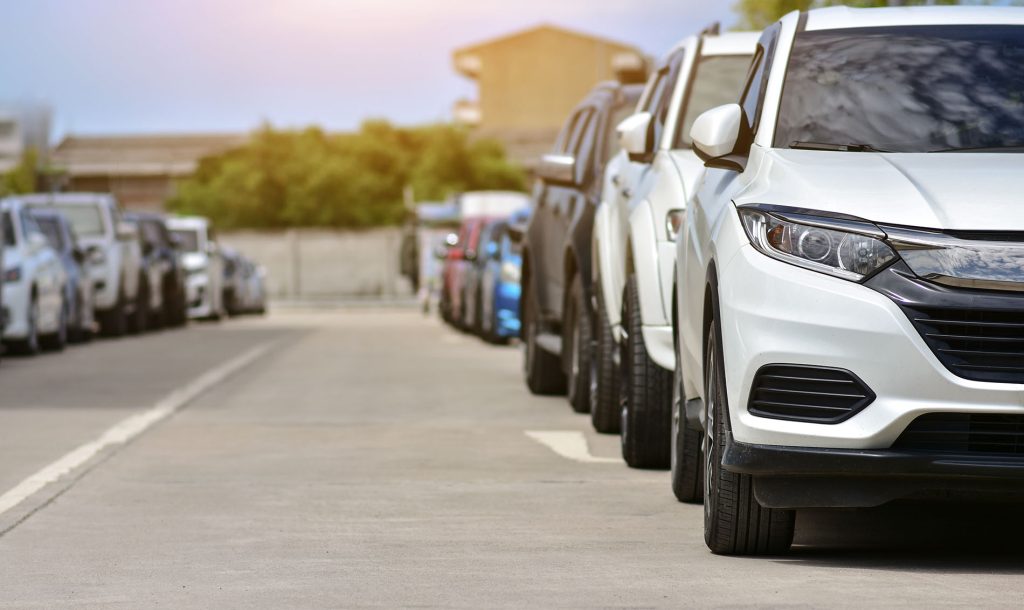 Zona de aparcamiento con coches, servicio de parking de Grupo ISP