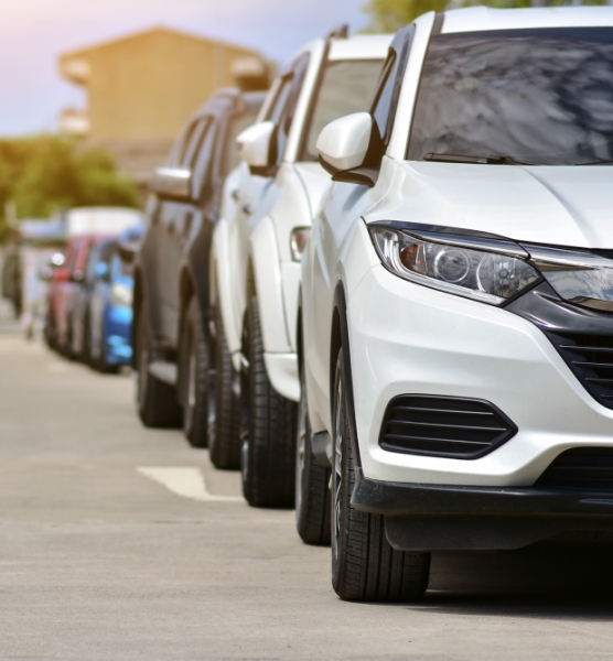 Coche estacionado en una zona de aparcamiento