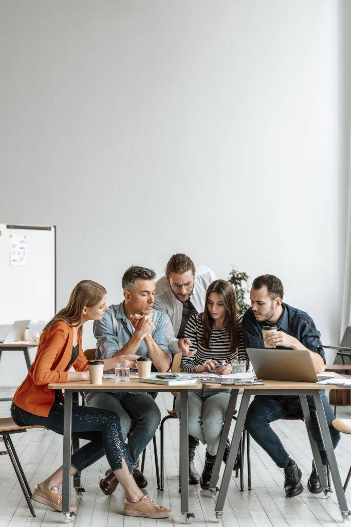 Personas reunidas en una oficina de trabajo