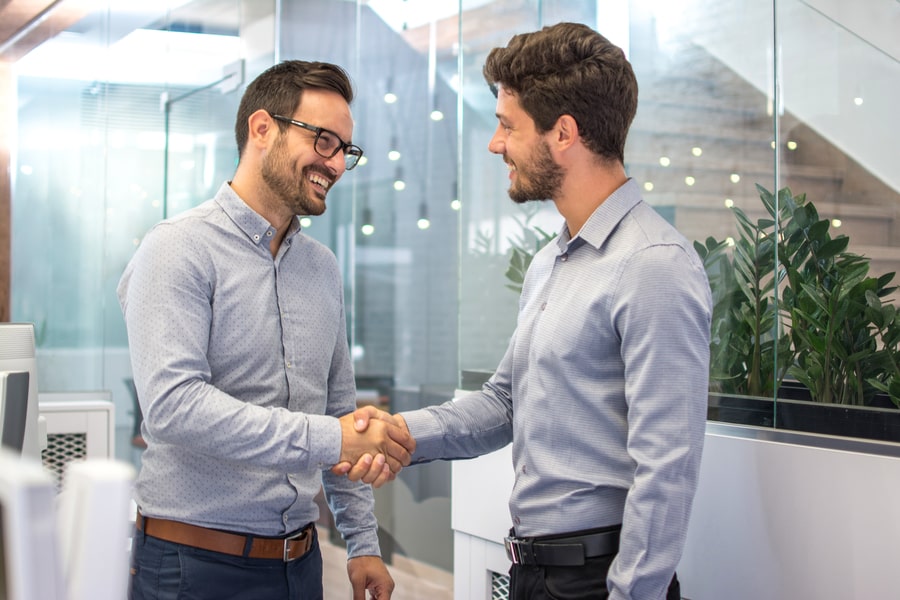 Dos personas dándose la mano, servicio de consultoría