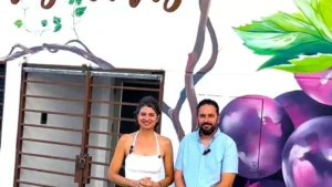 Dos personas conversando, imagen de una noticia del blog