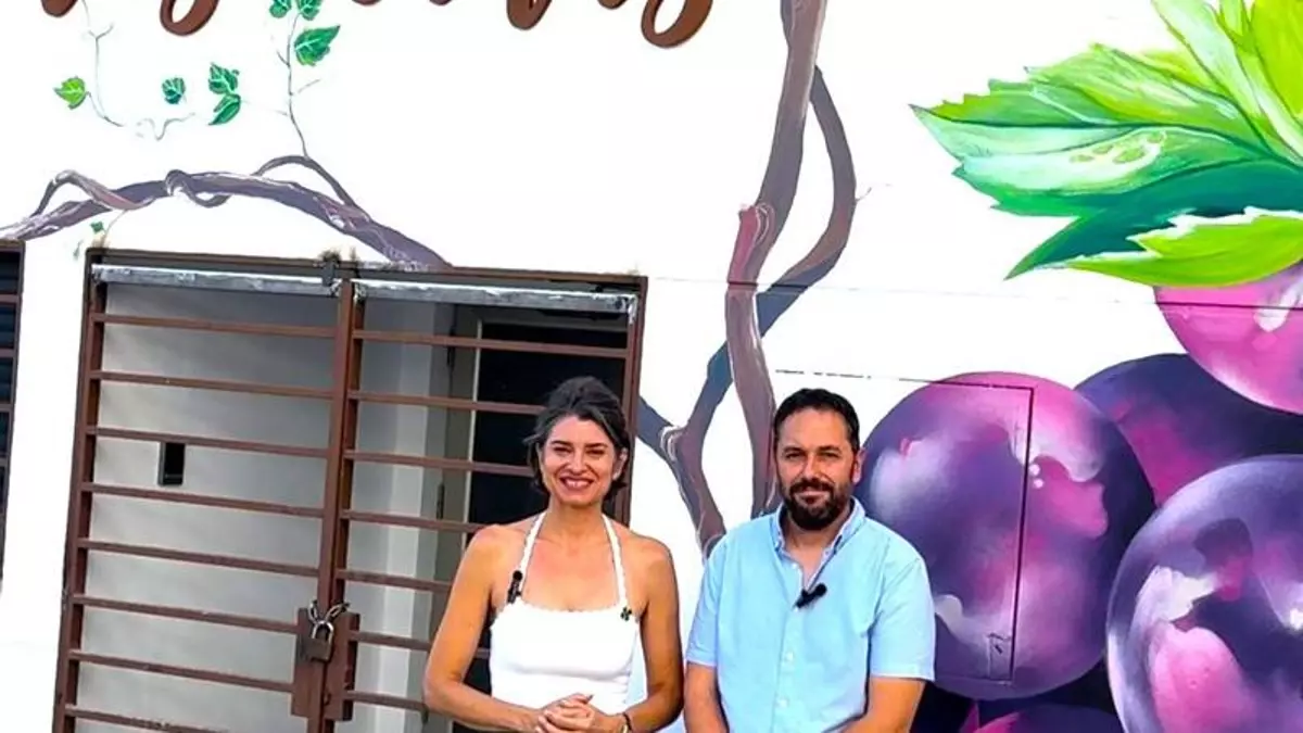 Dos personas conversando, imagen de una noticia del blog