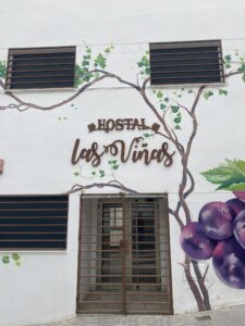 Rótulo de Las Viñas Hostel en Aguilar de la Frontera