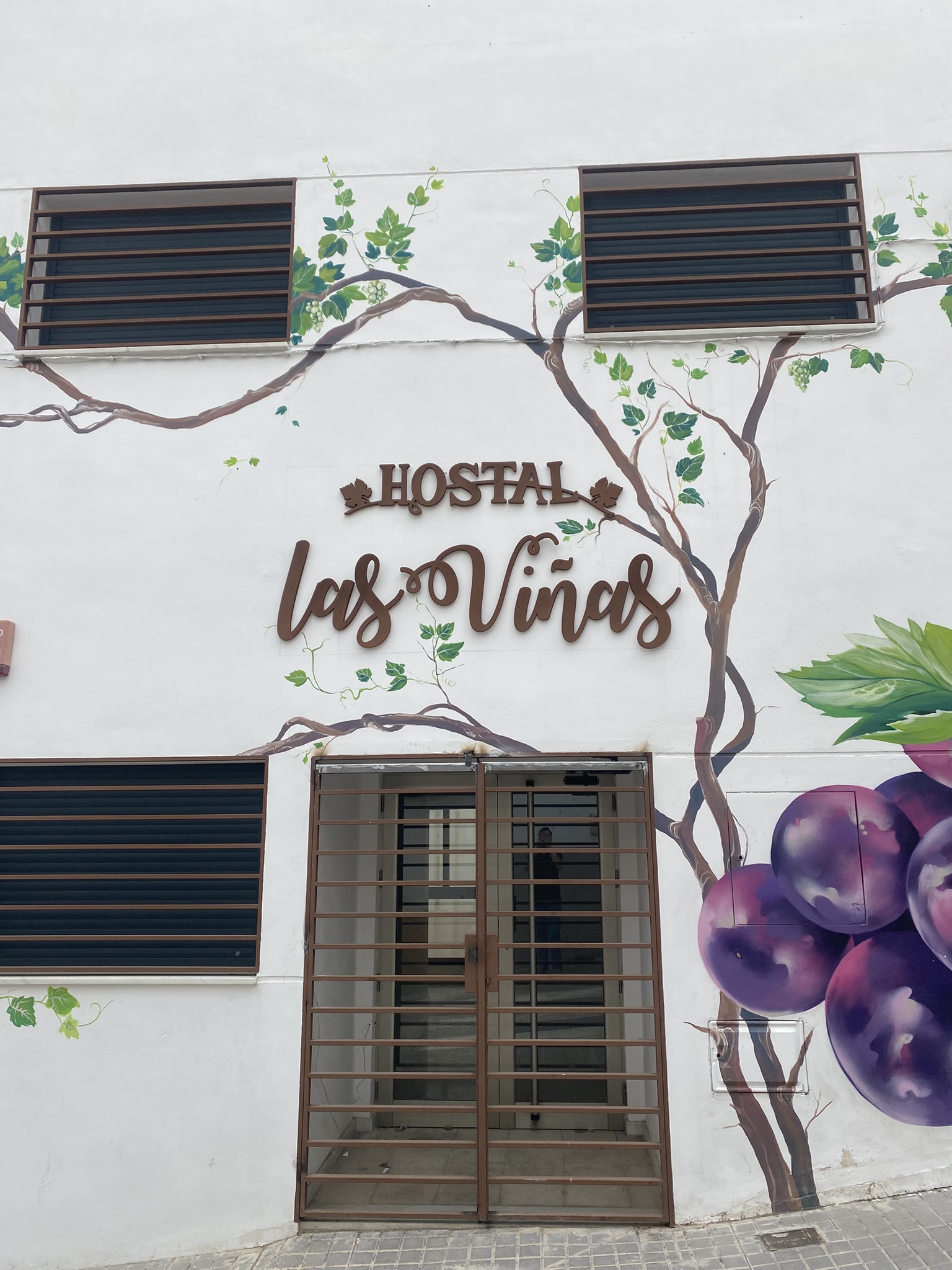 Rótulo de Las Viñas Hostel en Aguilar de la Frontera