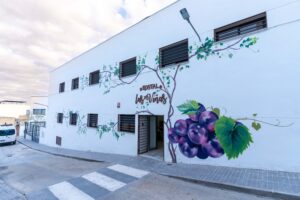 Fachada de Las Viñas Hostel con mural artístico