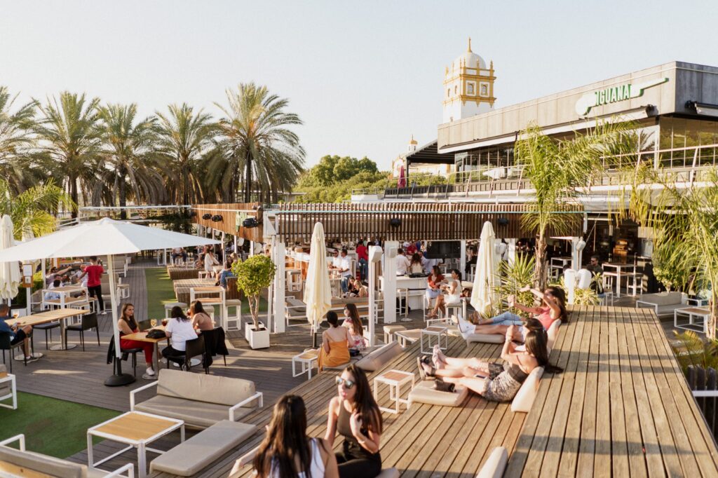 Terraza de Iguana, espacio de restauración y ocio en Sevilla