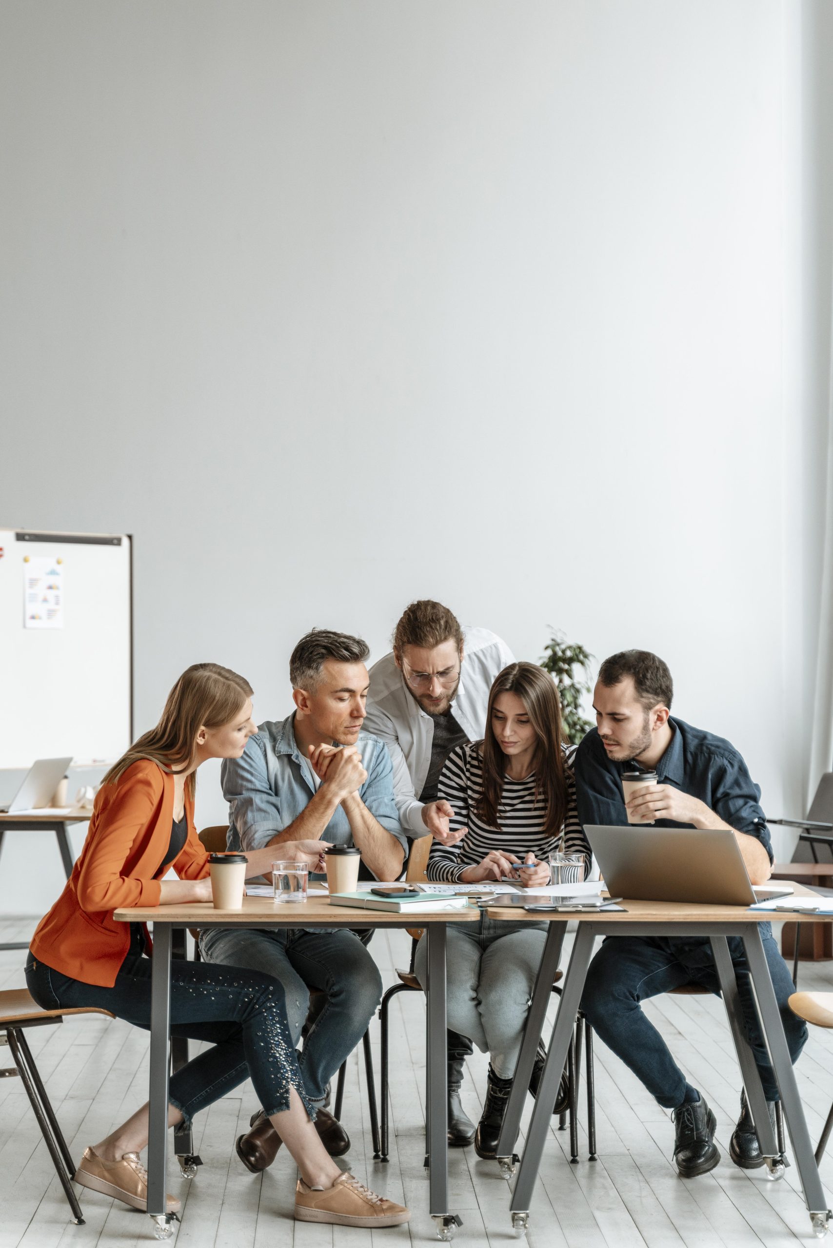 Personas reunidas en una oficina de trabajo